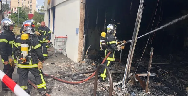 photo  la poste du quartier des sablons a été incendiée.  &copy;  photo le maine libre 