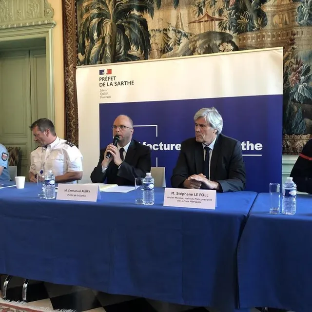 photo le préfet de la sarthe, le maire du mans et les forces de sécurité ont tenu une conférence de presse ce vendredi à 8 heures.  ©  le maine libre