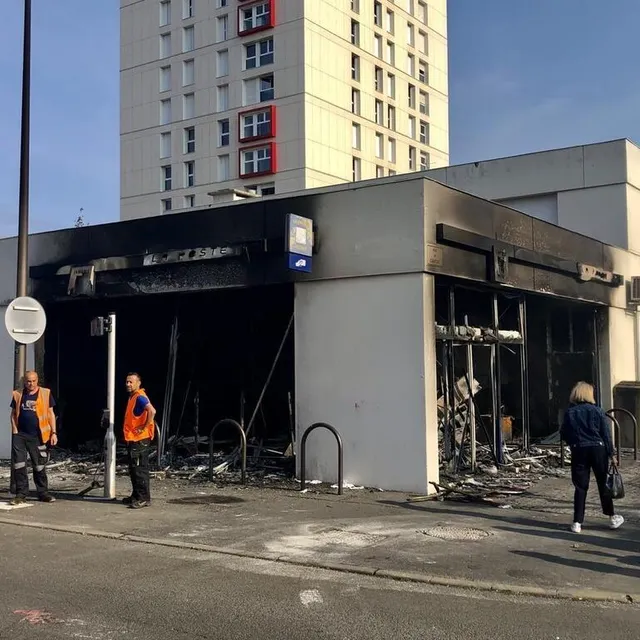 photo situé rue du cantal, le bureau de poste des sablons a été incendié au cours de la nuit.  ©  le maine libre yvon loué