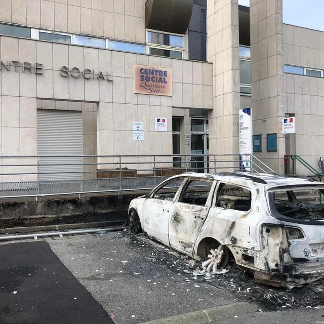 photo aux glonnières, le centre social des quartiers sud a été victime des émeutiers. un véhicule a été incendié.  ©  photo le maine libre