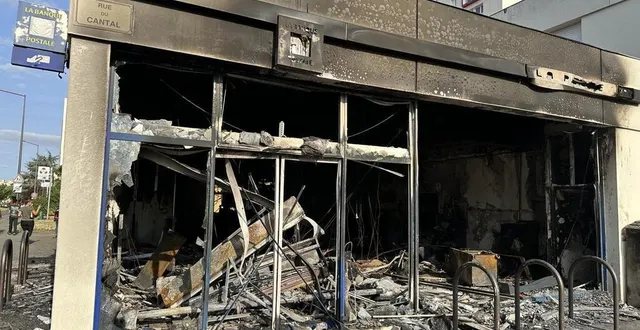 photo  comme ici avec la poste du quartier des sablons totalement ravagée par les flammes, les dégâts sont nombreux au mans, ce vendredi matin, après une nuit très agitée.  &copy;  ouest-france 