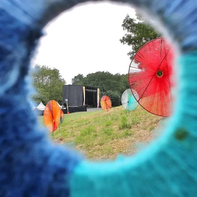 photo des sortes d’éventails composent la décoration très colorée du festival.  ©  ouest-france