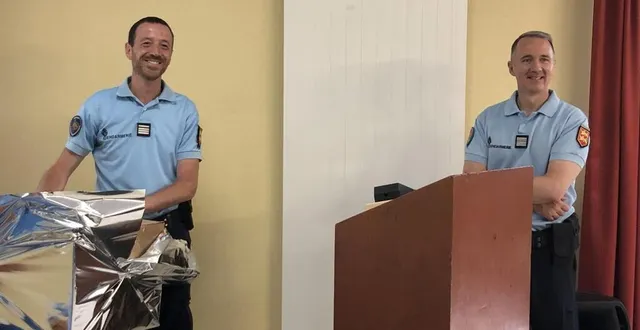 photo  le commandant charpin (à gauche) a été félicité pour son action à la tête de la compagnie d’argentan-alençon par le colonel benech (à droite), et a reçu des cadeaux de ses équipes.  &copy;  ouest-france 