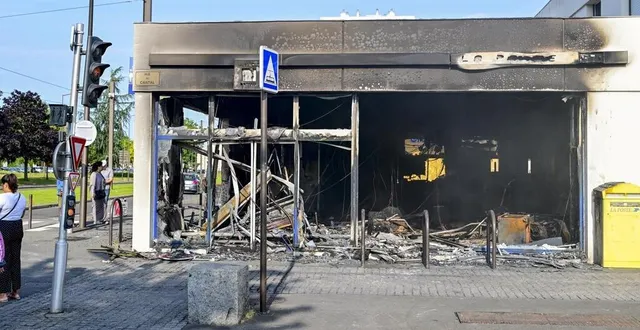 photo  le bureau de poste des sablons, au mans, a entièrement été détruit par un incendie.  &copy;  photo le maine libre - yvon loue 