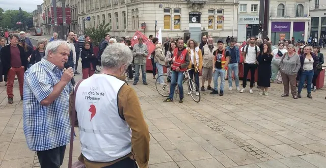 photo  à l’appel de la ldh (ligue des droits de l’homme) et du syndicat fsu, 130 personnes se sont rassemblées place de la république ce vendredi 30 juin à 20 h.  &copy;  le maine libre 