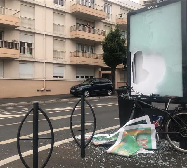 photo des panneaux publicitaires ont été la cible de dégradations à angers.  ©  camille rivieccio