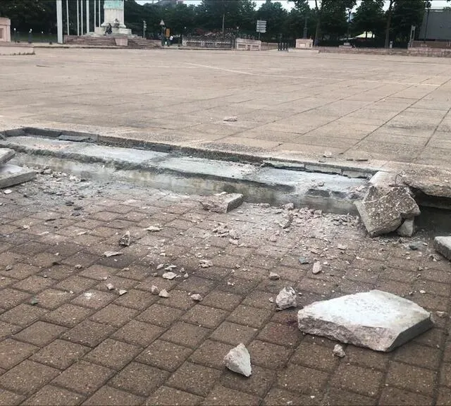 photo des dalles ont été cassées sur la place leclerc à angers  ©  camille rivieccio