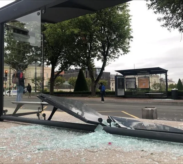 photo des aubettes ont été brisées en face de l’hôtel de ville d’angers, ce vendredi 30 juin.  ©  camille rivieccio