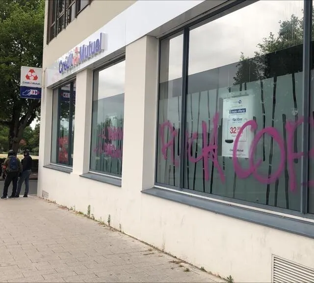 photo des tags et des dégradations sont en cours, ce vendredi 30 juin, aux abords de l’hôtel de ville d’angers.  ©  chloé bossard