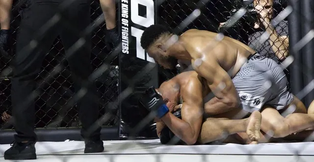 photo  oumar sy a mis ko son adversaire brésilien en 1 min 30 sec.  &copy;  alex rouxel 