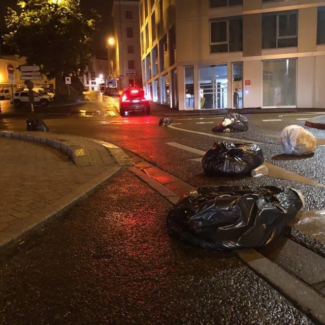 photo des poubelles ont été dispersées dans le centre-ville du mans, vendredi 30 juin.  ©  ouest-france