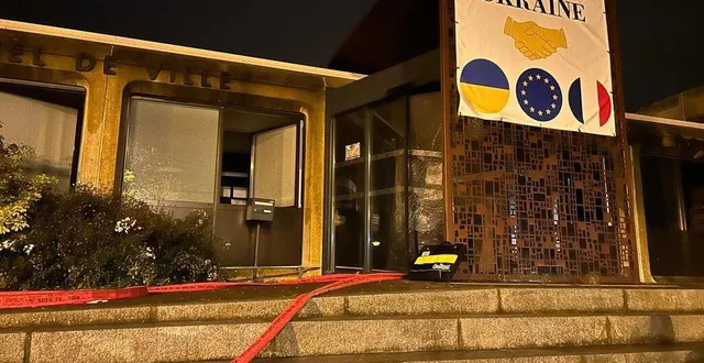 photo  la mairie de coulaines a été en partie endommagée par un incendie volontaire, ce samedi 1er juillet 2023.  &copy;  ouest-france 