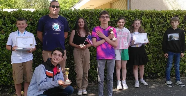 photo  les meilleurs élèves ont reçu des cadeaux.  &copy;  ouest-france 