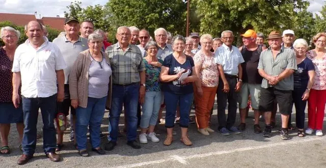 photo  les participants encadrés par les organisateurs.  &copy;  le maine libre 