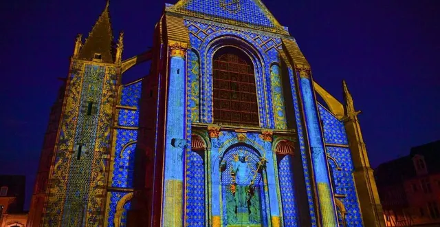 photo  les projections lumineuses s’étendent dans toute la cité plantagenêt. ?  &copy;  archives le maine libre – yvon loué 
