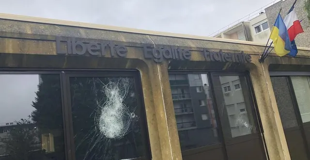 photo  la mairie de coulaines a subi des dégradations dans la nuit du vendredi 30 juin au samedi 1er juillet 2023.  &copy;  ouest-france 