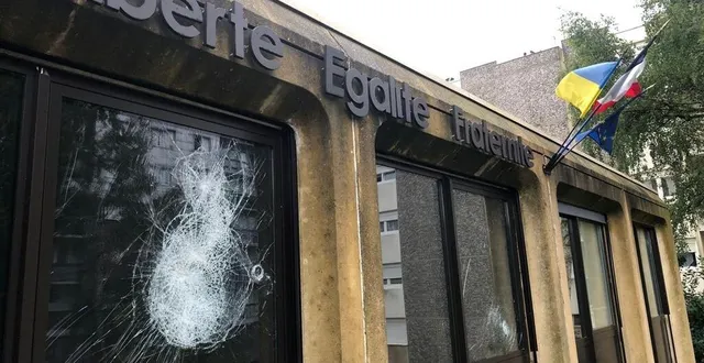 photo  la mairie de coulaines a été la cible des émeutiers dans la nuit du vendredi 30 juin au samedi 1er juillet 2023.  &copy;  photo le maine libre 