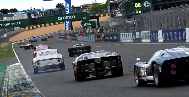 photo  les voitures ont pris la piste, au mans classic.  &copy;  marc ollivier 