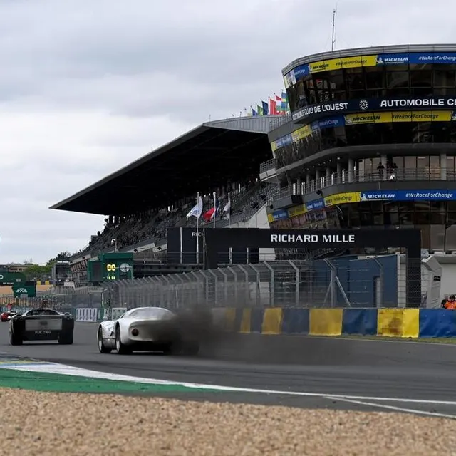 photo les voitures ont pris la piste, au mans classic. petit souci technique sur cette porsche 906.  ©  marc ollivier