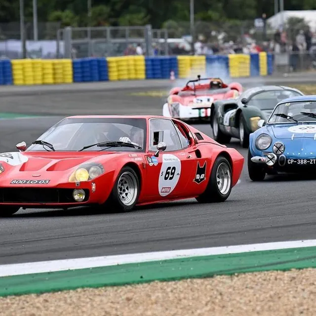 photo les voitures ont pris la piste, au mans classic.  ©  marc ollivier
