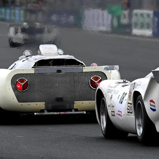 photo les voitures ont pris la piste, au mans classic. ici l’impressionnante howmet à turbine.  ©  marc ollivier