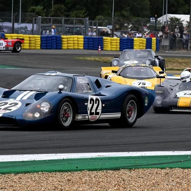 photo les voitures ont pris la piste, au mans classic. ici une ford gt40 mark iv.  ©  marc ollivier