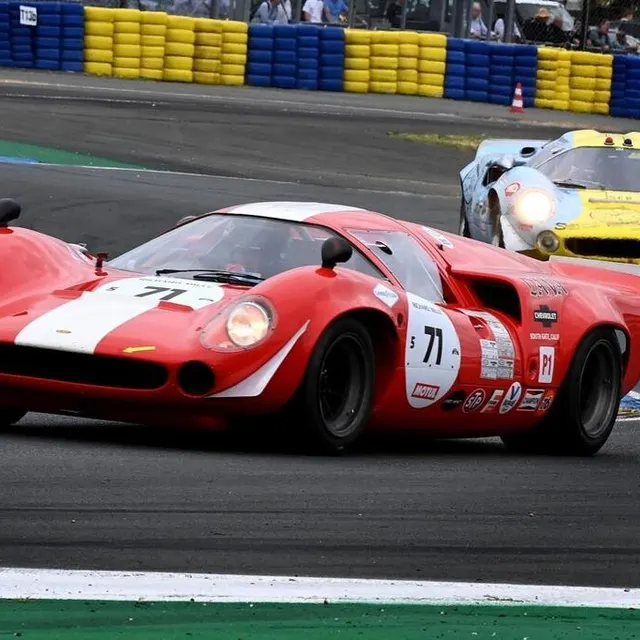 photo les voitures ont pris la piste, au mans classic. ici une lola t70.  ©  marc ollivier