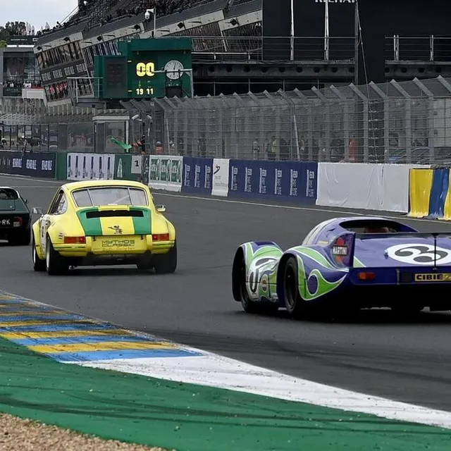 photo les voitures ont pris la piste, au mans classic. ici, la porsche 917 dite psychédélique.  ©  marc ollivier