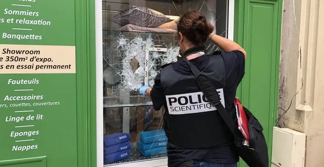 photo  la vitrine de la literie joly, située rue du tertre dans le centre-ville du mans (sarthe), a été vandalisée. la police technique effectuait des relevés ce samedi 1er juillet 2023, dans la matinée.  &copy;  ouest-france 
