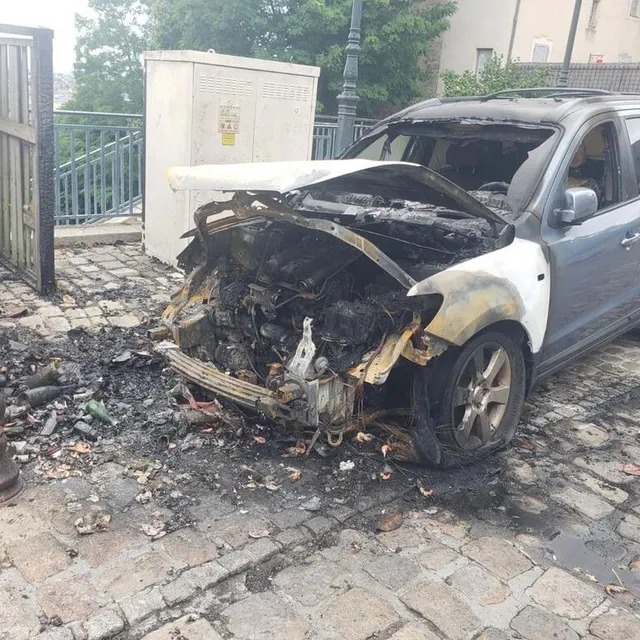 photo des voitures ont été brûlées dans la nuit, dont dans le vieux-mans.  ©  le maine libre