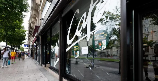 photo  angers, samedi 1er juillet 2023. pris pour cible par des casseurs, le mc donald’s du boulevard foch n’a pas réinstallé sa terrasse.  &copy;  co – régine lemarchand 