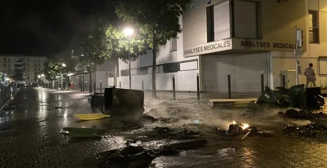 photo  nouvelle nuit d’émeutes à angers dans le quartier de la roseraie, vendredi soir 30 juin et samedi matin 1er juillet, quatre jours après le décès du jeune nahel, cet ado tué par un policier à nanterre, mardi 27 juin qui a provoqué une flambée de violences dans tout le pays. les casseurs ont renversé puis mis le feu à des poubelles. des voitures ont également été incendiées.  &copy;  photo co 