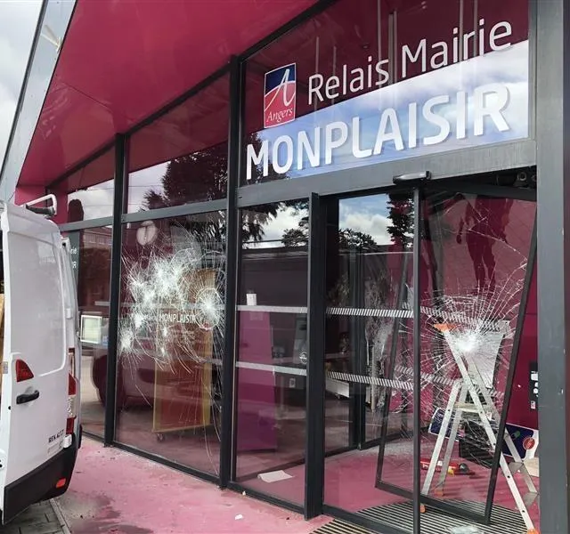 photo les vitrines de l’antenne de la mairie dans le quartier monplaisir ont été brisées.  ©  photo co – cyprien mercier
