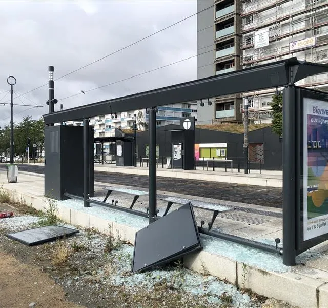 photo les vitrines de cet arrêt de bus ont subi les violences des casseurs.  ©  photo co – cyprien mercier