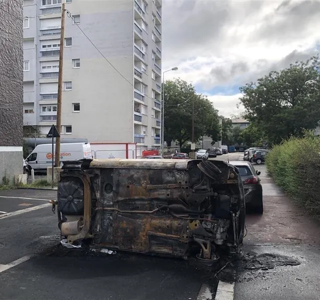 photo rue du petit-verger, à côté de pôle emploi du quartier monplaisir, une voiture incendiée dans la nuit de vendredi 30 juin à samedi 1er juillet.  ©  photo co – cyprien mercier