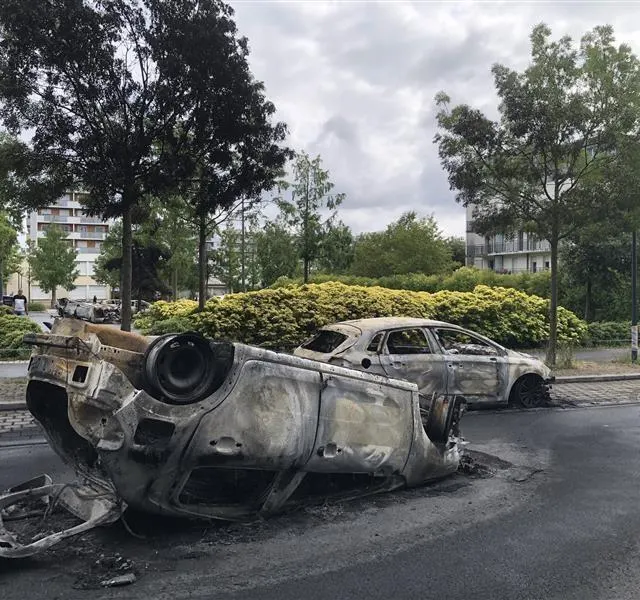 photo ce samedi 1er juillet, le quartier de la roseraie porte encore les stigmates des scènes de violences qui ont éclaté la nuit précédente.  ©  photo co – cyprien mercier