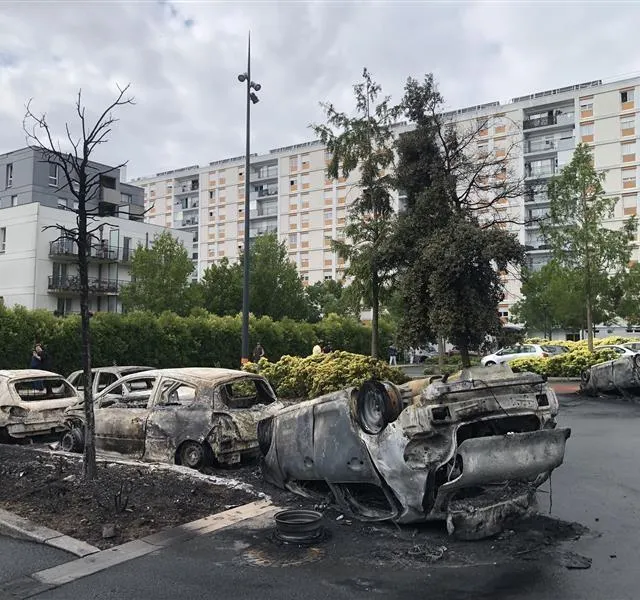 photo on ne compte plus les voitures incendiées autour de la place jean-xxiii dans le quartier de la roseraie à angers.  ©  photo co – cyprien mercier