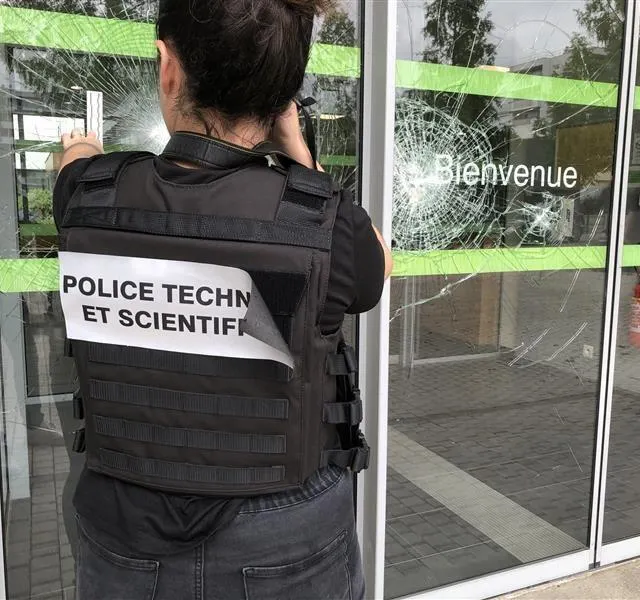 photo la police scientifique et technique est sur place pour enquêter sur les dégâts survenus autour de la place jean-xxiii dans le quartier de la roseraie à angers dans le cadre des émeutes qui ont éclaté dans la nuit du 30 juin au 1er juillet.  ©  photo co – cyprien mercier