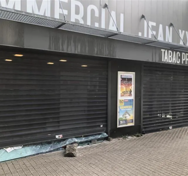 photo le tabac-presse de la place jean-xxiii a été vandalisé.  ©  photo co – cyprien mercier