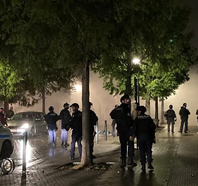 photo de nombreuses forces de polices ont tenté de repousser les émeutiers dans le quartier de la roseraie.  ©  photo co – alexandre guricolas