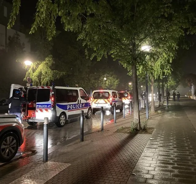 photo la police était pourtant venue sécuriser en nombre le quartier de la roseraie mais ça n’a pas refroidi les casseurs.  ©  photo co – alexandre guricolas