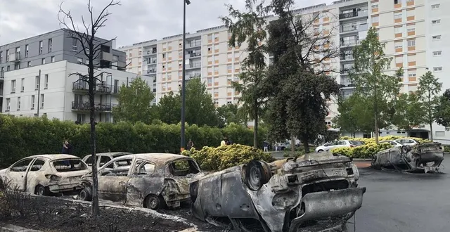 photo  place jean-xxiii à la roseraie, de nombreux véhicules ont été incendiés.  &copy;  co 