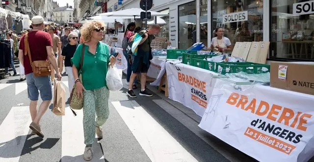 photo  angers, samedi 1er juillet 2023. calmes le matin, les rues se sont remplies dans l’après-midi, au gré des éclaircies.  &copy;  co – régine lemarchand 