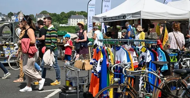 photo  saumur, samedi 1er juillet. le village du festival, place de la république, a déplacé les amoureux du vélo et du vintage.  &copy;  josselin clair 