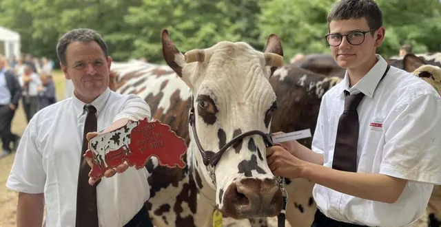 photo  stéphane travert et son fils gratien sont fiers d’avoir remporté une première place au national grâce à hortensia.  &copy;  ouest-france 
