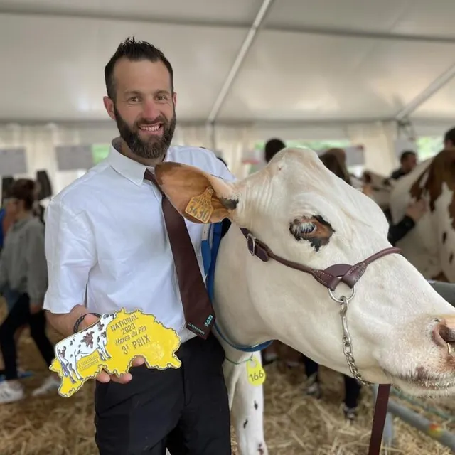 photo paul-alexandre simon, de boischampré, heureux avec une 3e place au national de la race normande.  ©  ouest-france