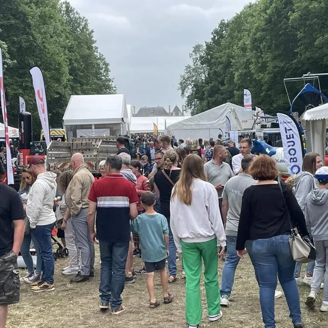 photo grosse affluence dans l’allée louis-xiv, face au château du haras du pin.  ©  ouest-france