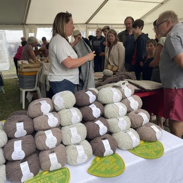 photo un marché du terroir est présent à ce national de la race normande.  ©  ouest-france
