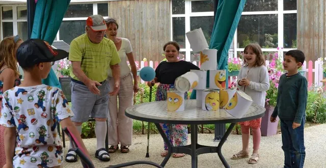 photo  daniel, roi du chamboule-tout, est vivement encouragé par les enfants.  &copy;  le maine libre 