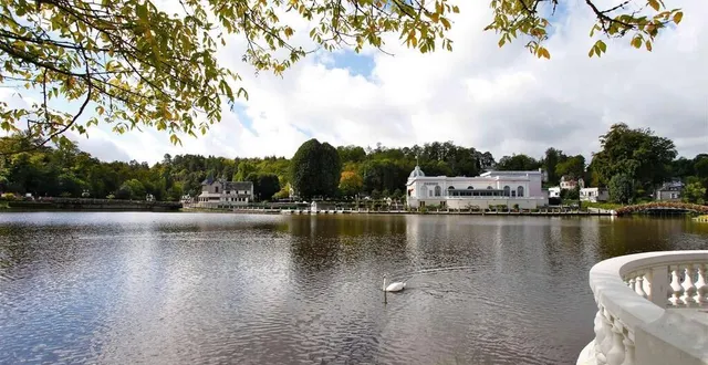 photo  le lac, poumon de la station thermale, et le casino.   &copy;  gérard houdou 